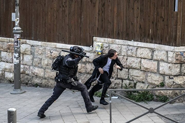 Siyonizm çocukları... İsrail polisi Kudüs'te Yahudilere saldırdı! 7