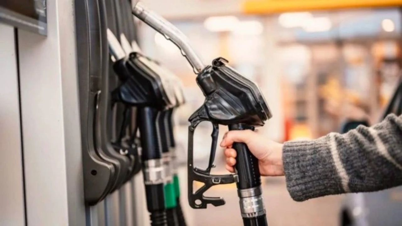 Tabelalar bir kez  daha değişiyor! Akaryakıta dev zam yolda! İşte 15 Nisan 2025 güncel benzin, motorin fiyatları 5
