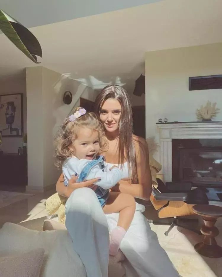 Hande Erçel’in yeğeni operasyon geçirdi: Gamze Erçel’den kızı Mavi’nin sağlık durumu hakkında açıklama 4