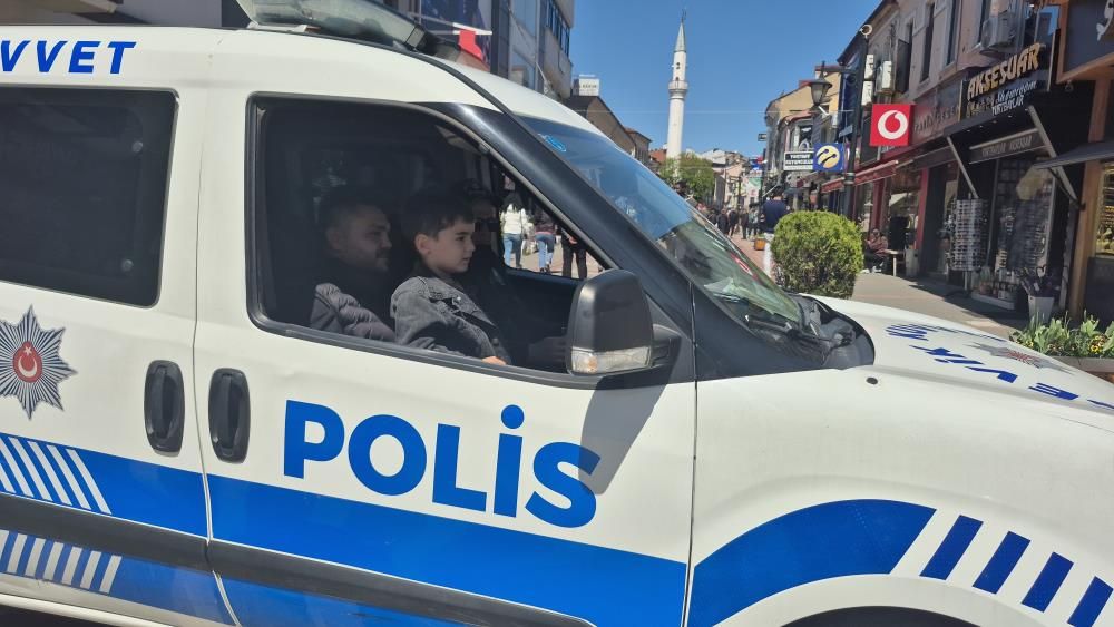Bartın’da minik Aras’ın polis hayali gerçek oldu: Devriye aracıyla şehir turu attı 4
