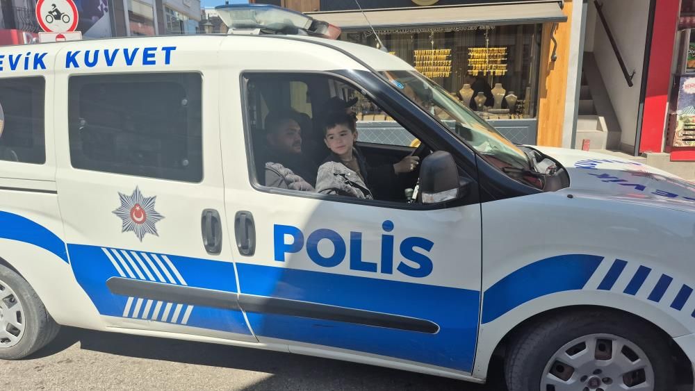 Bartın’da minik Aras’ın polis hayali gerçek oldu: Devriye aracıyla şehir turu attı 3