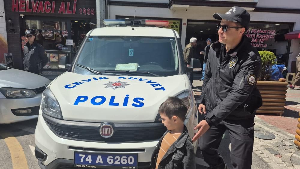 Bartın’da minik Aras’ın polis hayali gerçek oldu: Devriye aracıyla şehir turu attı 2