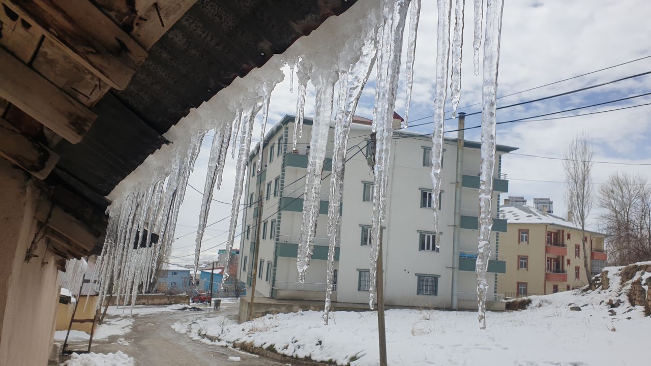 Başkale’de bahar kâbusu: Sıcaklık -5’e düştü, çatılar buzla kaplandı 1