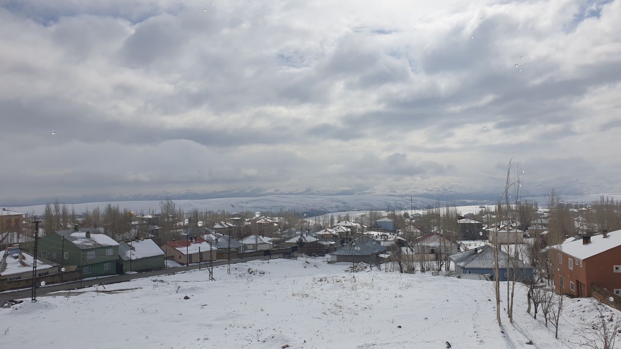 Başkale’de bahar kâbusu: Sıcaklık -5’e düştü, çatılar buzla kaplandı 3