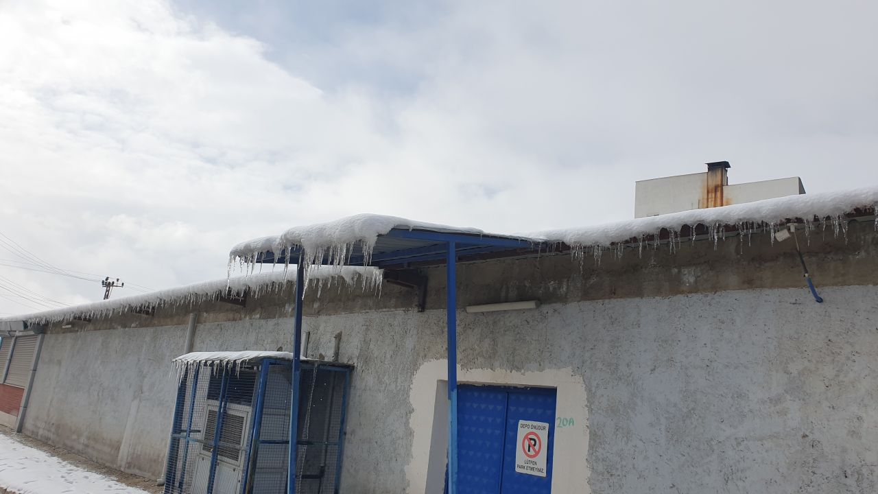 Başkale’de bahar kâbusu: Sıcaklık -5’e düştü, çatılar buzla kaplandı 5