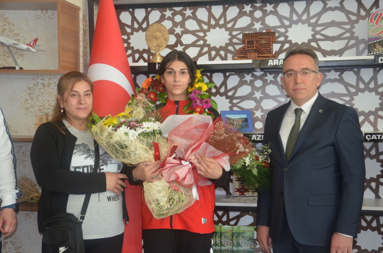 Avrupa şampiyonu milli taekwondocu Evra Alıcı memleketi Kastamonu'da çiçeklerle karşılandı 1