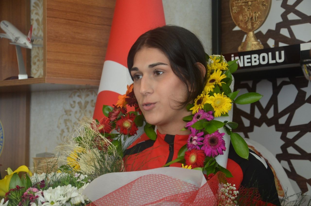 Avrupa şampiyonu milli taekwondocu Evra Alıcı memleketi Kastamonu'da çiçeklerle karşılandı 3