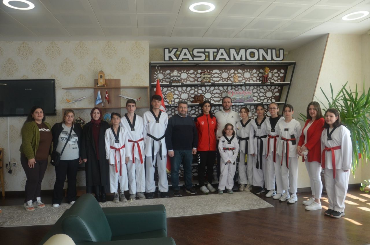 Avrupa şampiyonu milli taekwondocu Evra Alıcı memleketi Kastamonu'da çiçeklerle karşılandı 5