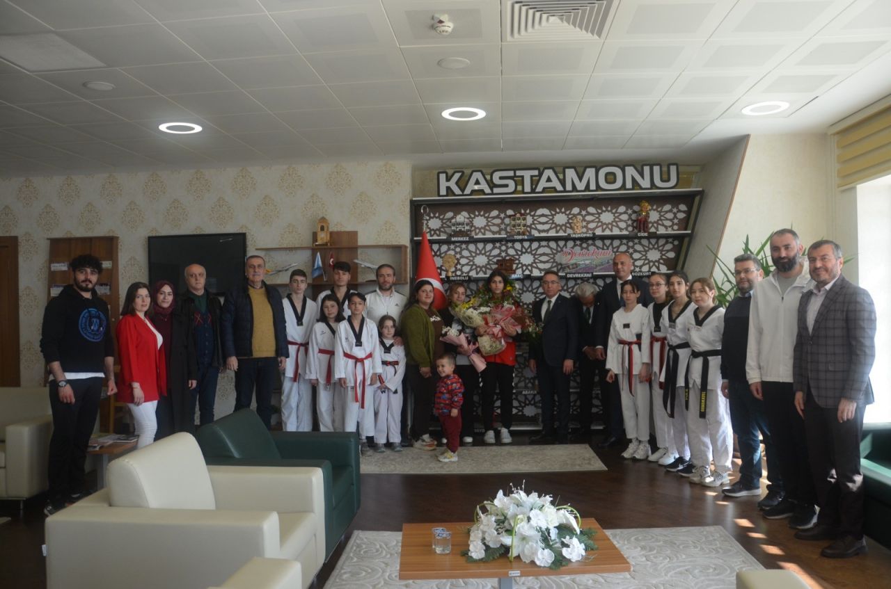 Avrupa şampiyonu milli taekwondocu Evra Alıcı memleketi Kastamonu'da çiçeklerle karşılandı 6