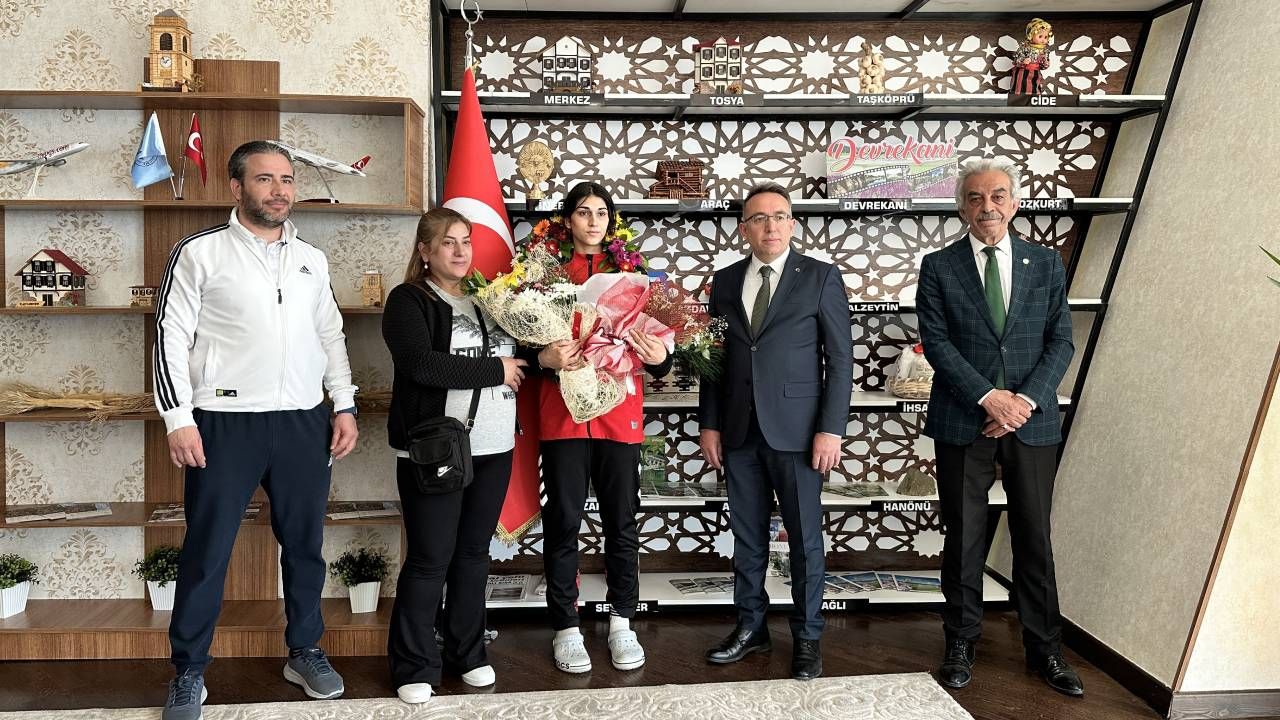 Avrupa şampiyonu milli taekwondocu Evra Alıcı memleketi Kastamonu'da çiçeklerle karşılandı 2