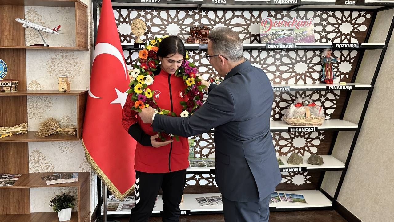 Avrupa şampiyonu milli taekwondocu Evra Alıcı memleketi Kastamonu'da çiçeklerle karşılandı 4