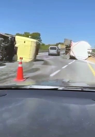 Kaynarca’da tır kazası: Silobas dorse devrildi, yemler yola saçıldı 1