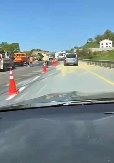 Kaynarca’da tır kazası: Silobas dorse devrildi, yemler yola saçıldı 2