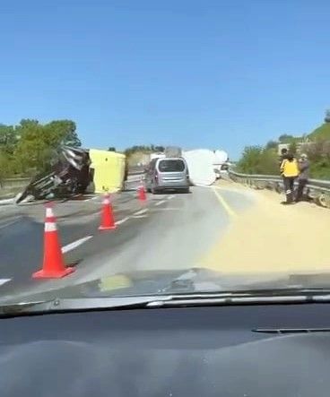 Kaynarca’da tır kazası: Silobas dorse devrildi, yemler yola saçıldı 4