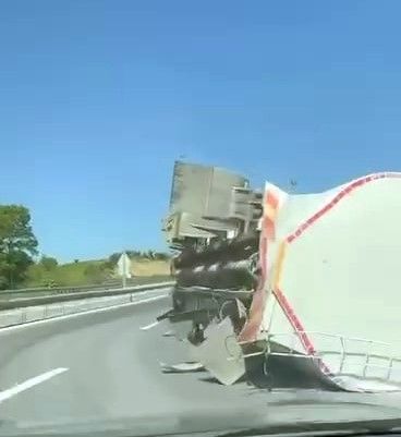 Kaynarca’da tır kazası: Silobas dorse devrildi, yemler yola saçıldı 3
