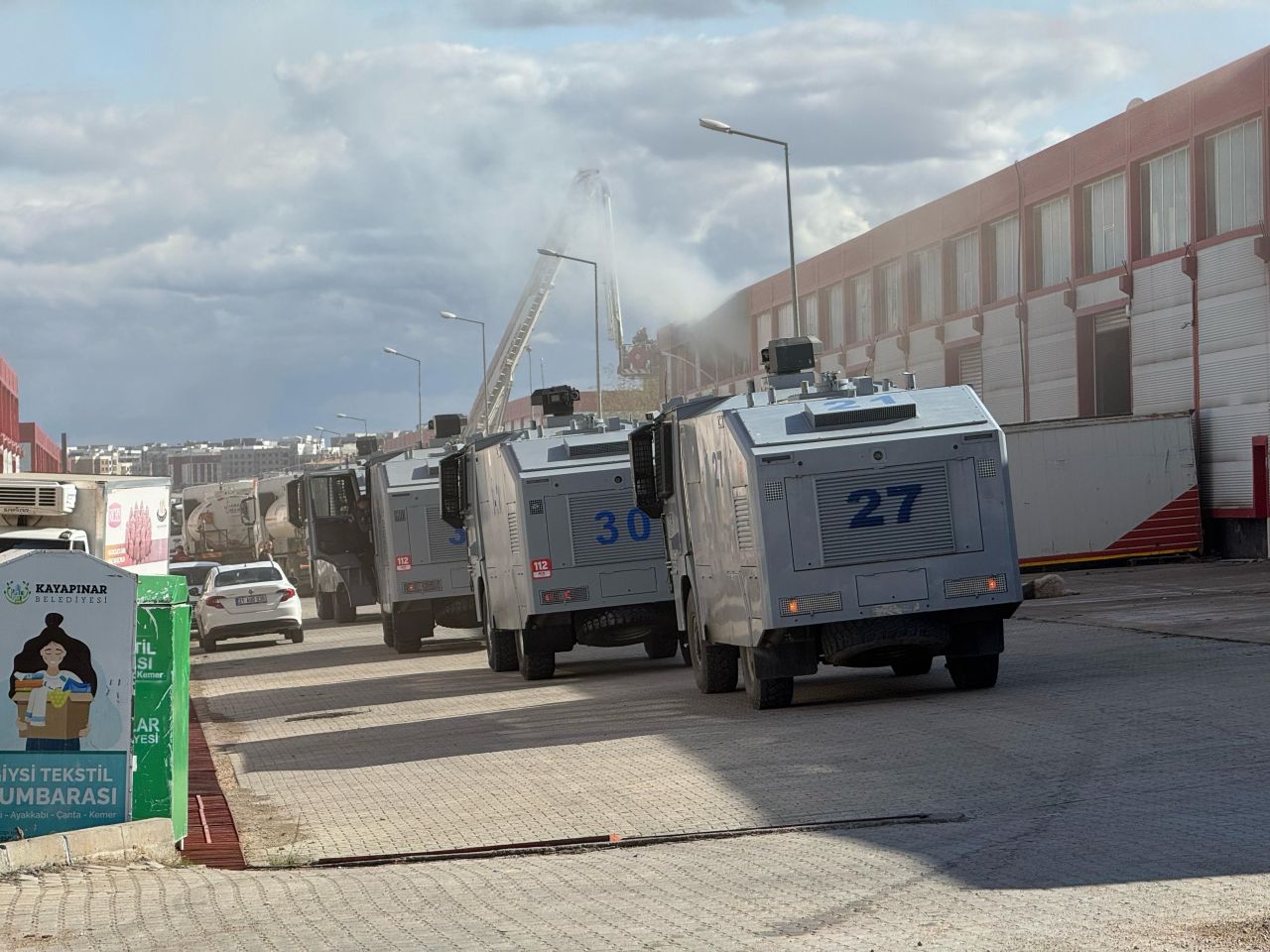 Diyarbakır’da kozmetik deposunda yangın! Ekipler alevleri söndürdü, 3 yavru kedi kurtarıldı 1