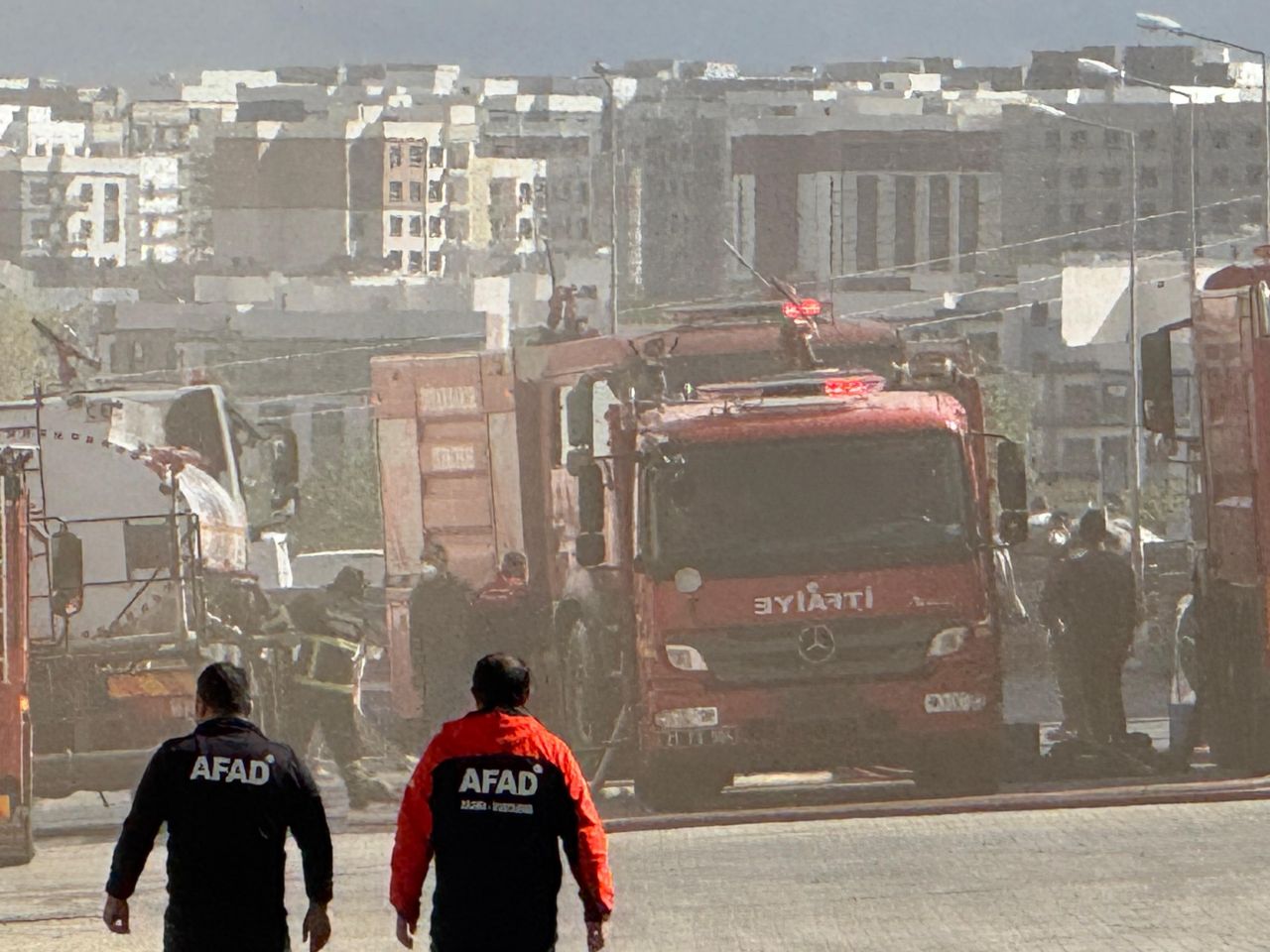 Diyarbakır’da kozmetik deposunda yangın! Ekipler alevleri söndürdü, 3 yavru kedi kurtarıldı 2