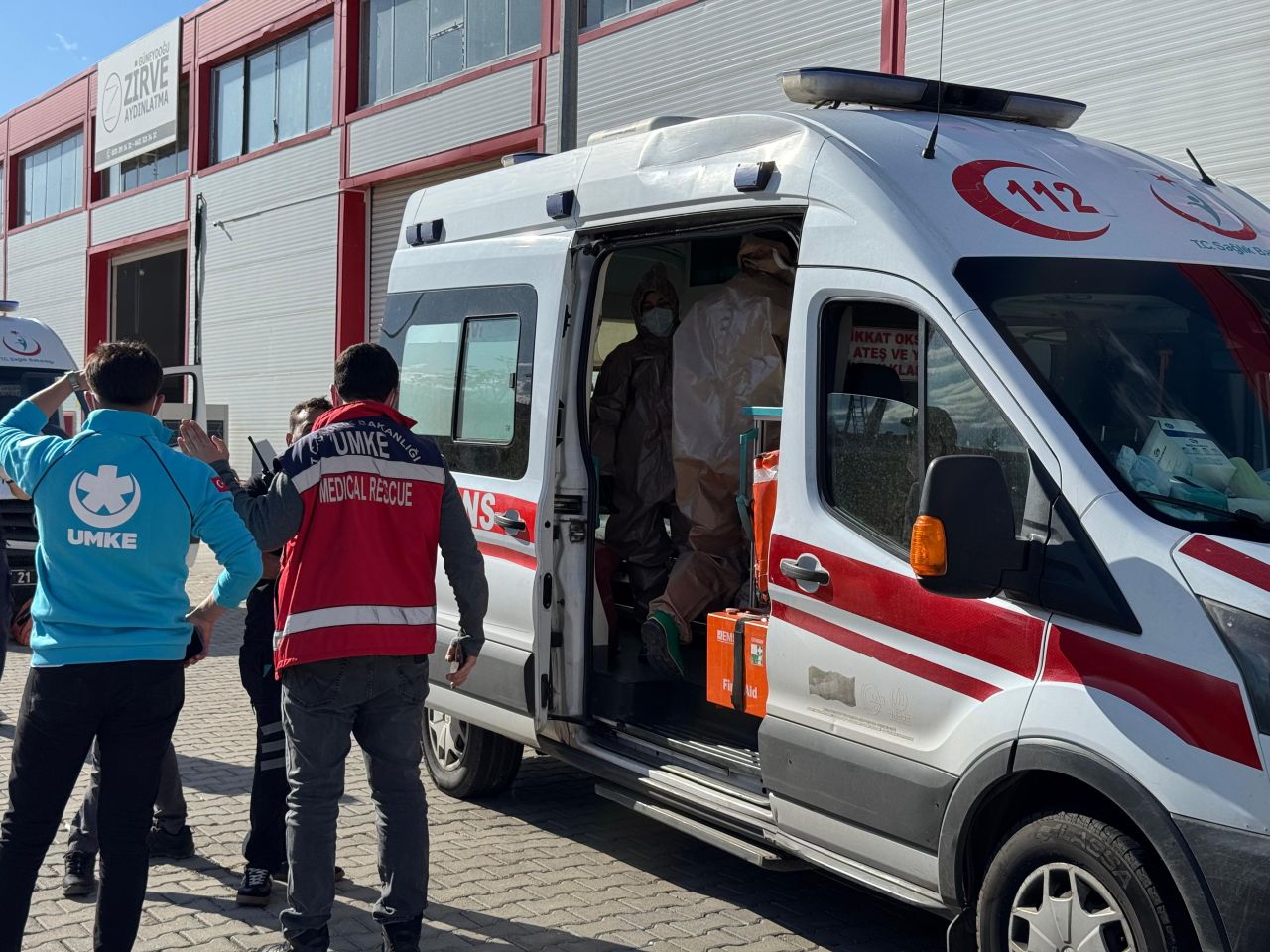 Diyarbakır’da kozmetik deposunda yangın! Ekipler alevleri söndürdü, 3 yavru kedi kurtarıldı 3
