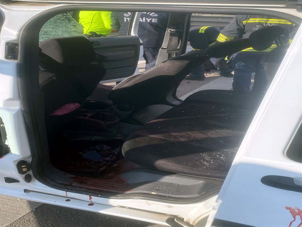 Gaziantep’te feci kaza: Başıboş at sivil polis aracına çarptı, 2 polis yaralandı 3