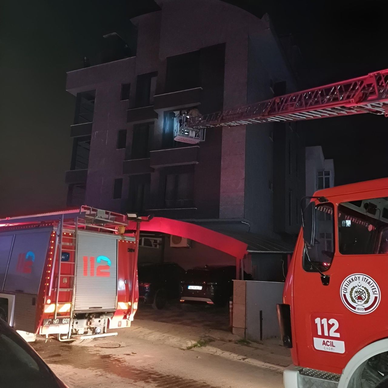 Yalova’da itfaiyenin kahramanca kurtarışı! Yangında mahsur kalan 7 kişi kurtarıldı 1