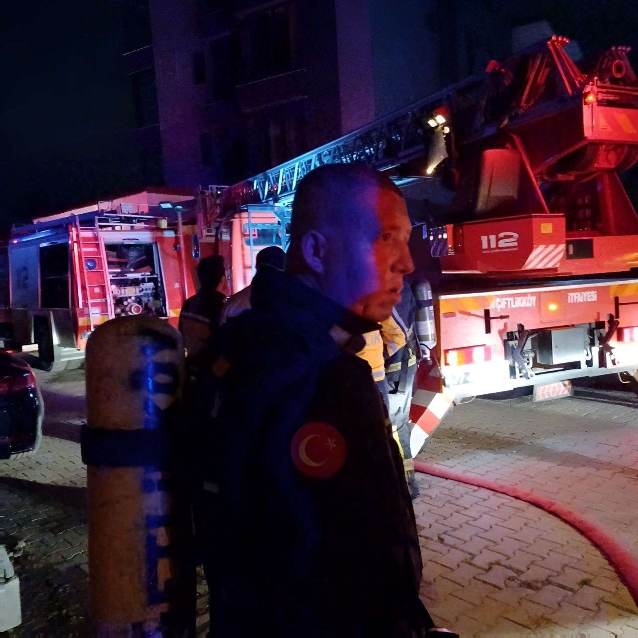 Yalova’da itfaiyenin kahramanca kurtarışı! Yangında mahsur kalan 7 kişi kurtarıldı 2