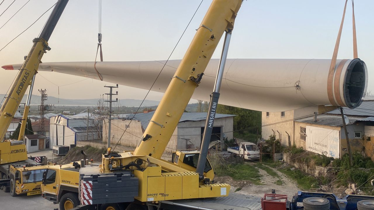 Çanakkale’de dev operasyon: Fabrika üzerine devrilen rüzgar gülü 9 saatte kaldırıldı 1