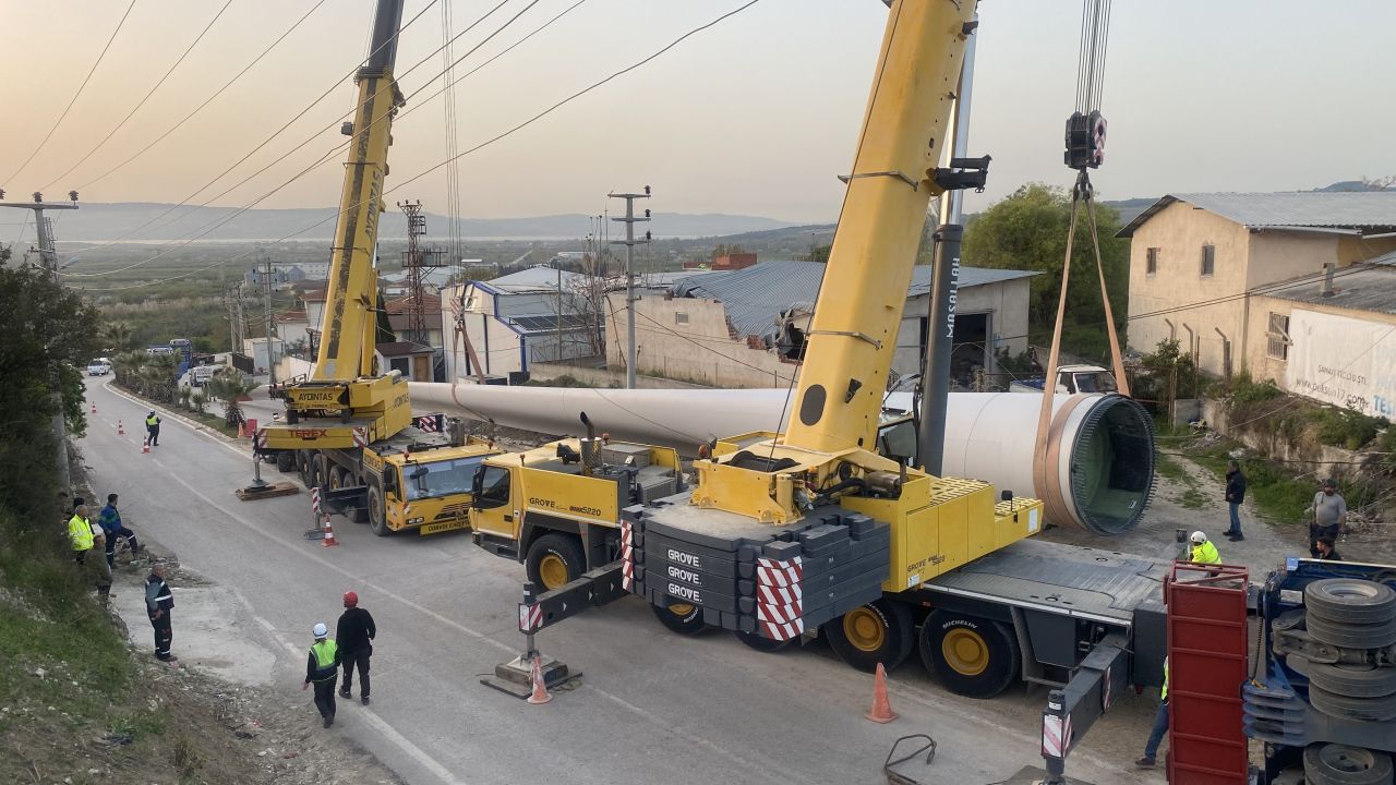 Çanakkale’de dev operasyon: Fabrika üzerine devrilen rüzgar gülü 9 saatte kaldırıldı 2
