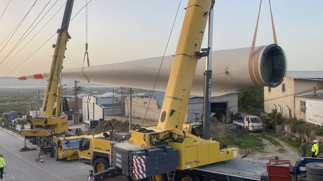 Çanakkale’de dev operasyon: Fabrika üzerine devrilen rüzgar gülü 9 saatte kaldırıldı 3