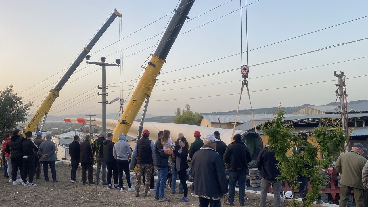 Çanakkale’de dev operasyon: Fabrika üzerine devrilen rüzgar gülü 9 saatte kaldırıldı 4
