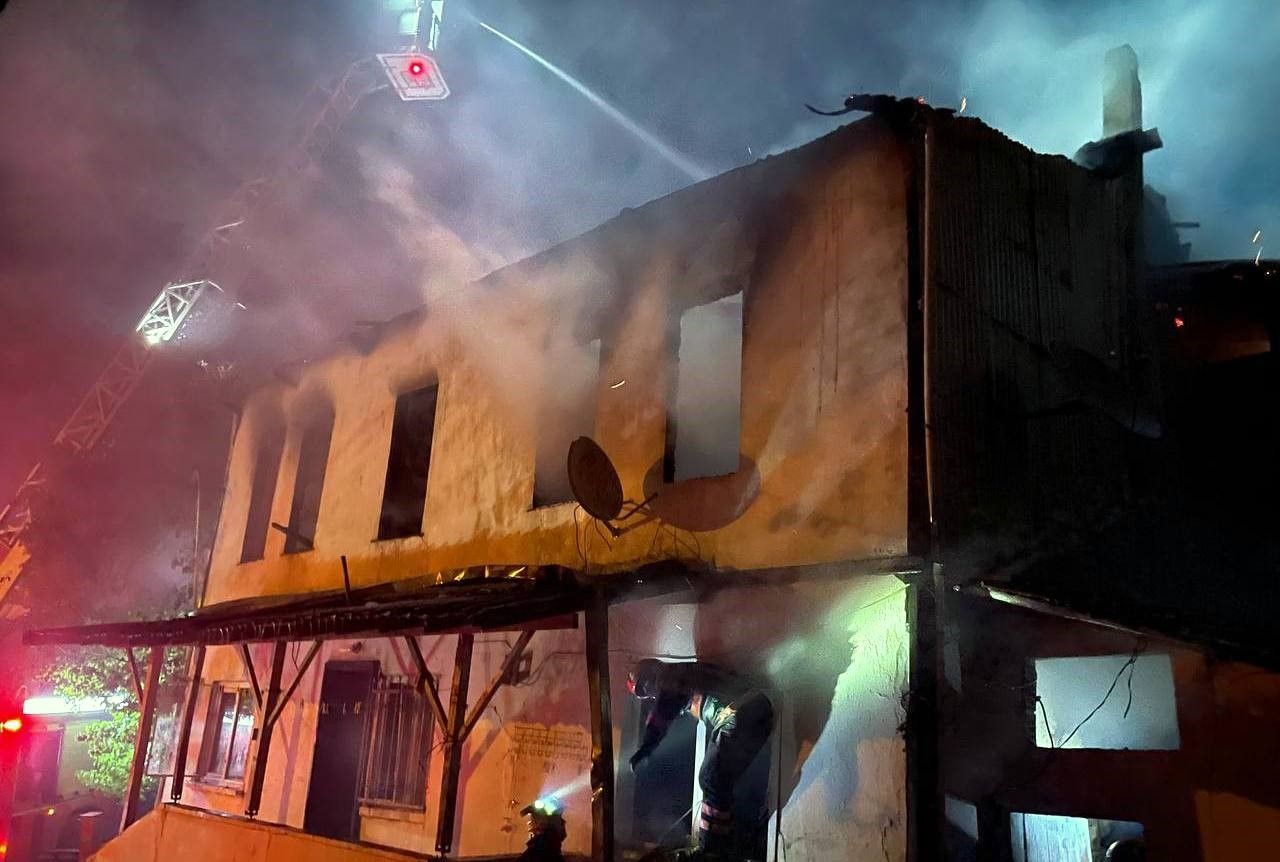 Sakarya’da mucize kurtarış: 82 yaşındaki yatalak kadın alevlerin arasından son anda kurtarıldı 4