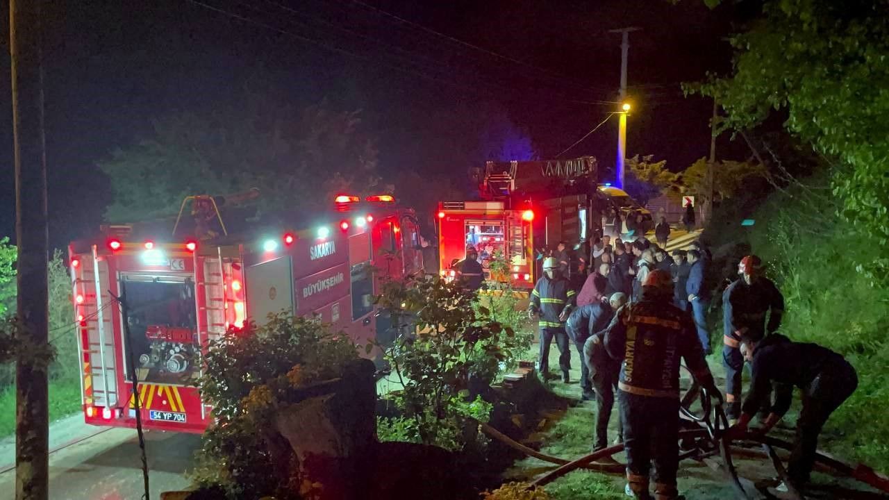 Sakarya’da mucize kurtarış: 82 yaşındaki yatalak kadın alevlerin arasından son anda kurtarıldı 5