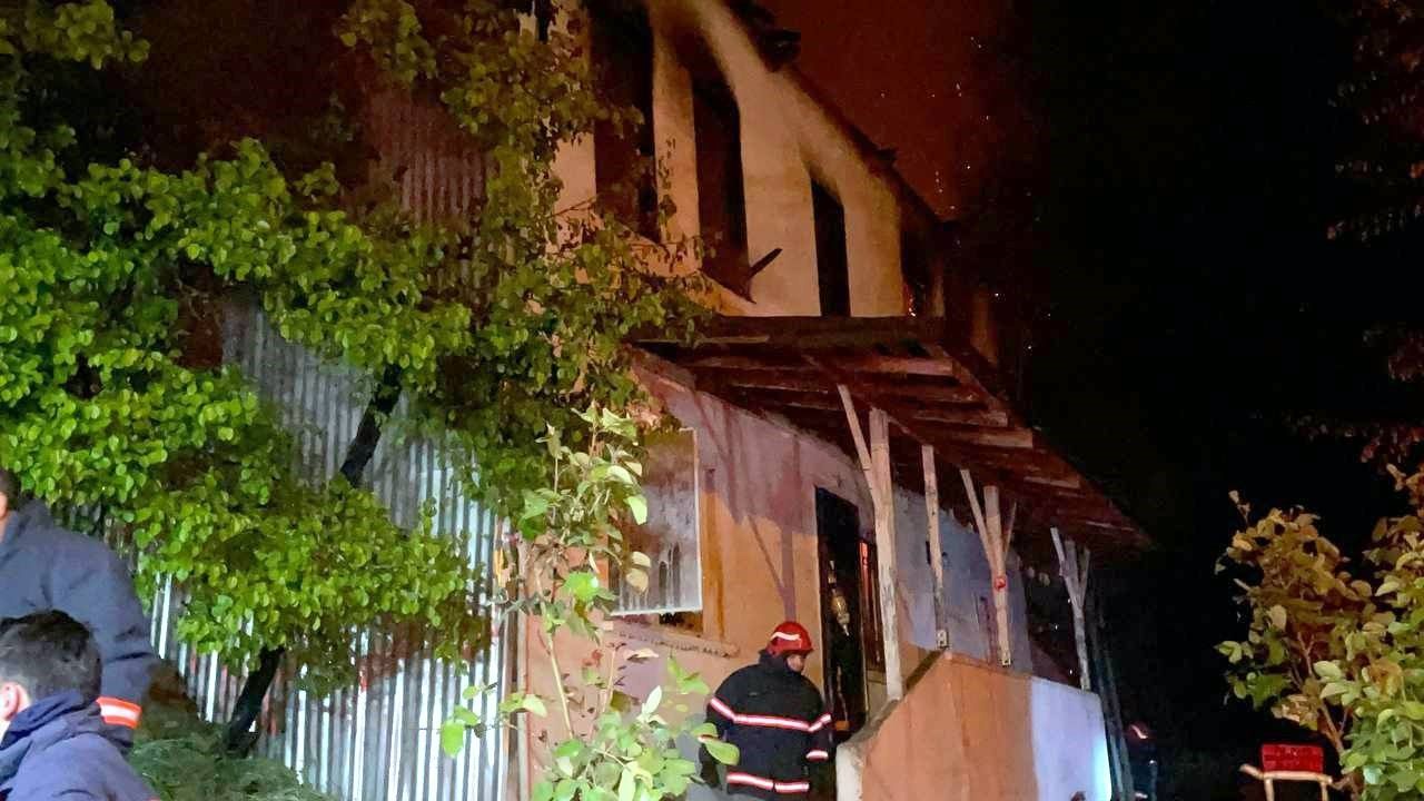 Sakarya’da mucize kurtarış: 82 yaşındaki yatalak kadın alevlerin arasından son anda kurtarıldı 6