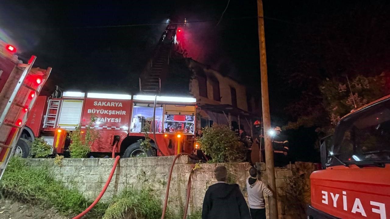Sakarya’da mucize kurtarış: 82 yaşındaki yatalak kadın alevlerin arasından son anda kurtarıldı 9