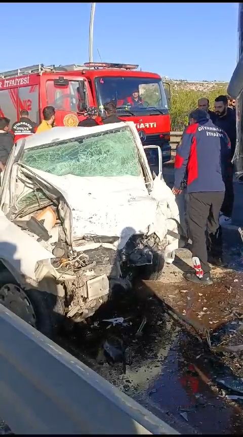Diyarbakır'da belediye otobüsü ile otomobil kafa kafaya çarpıştı: 1 ölü, 4 yaralı 3