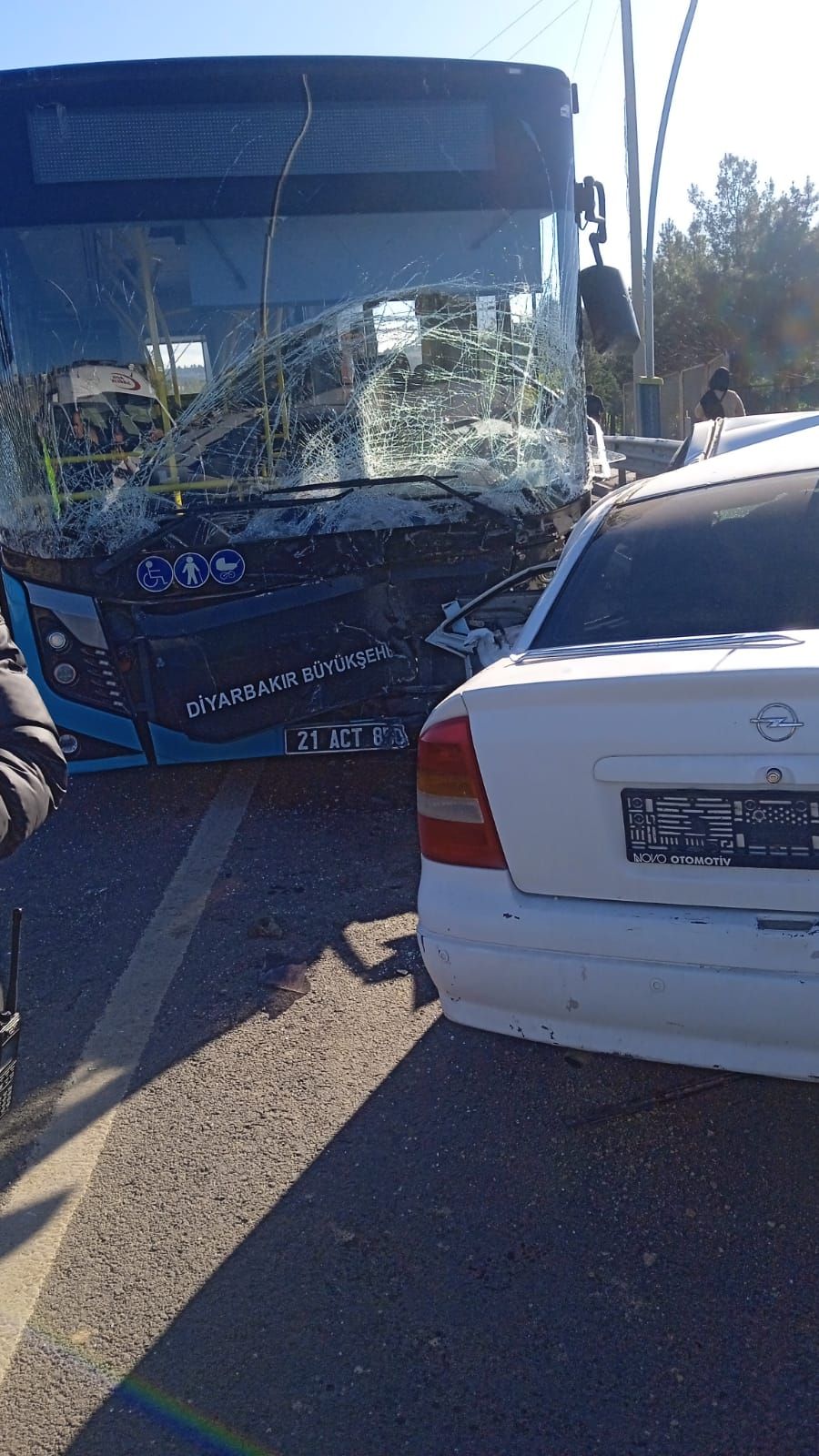 Diyarbakır'da belediye otobüsü ile otomobil kafa kafaya çarpıştı: 1 ölü, 4 yaralı 7