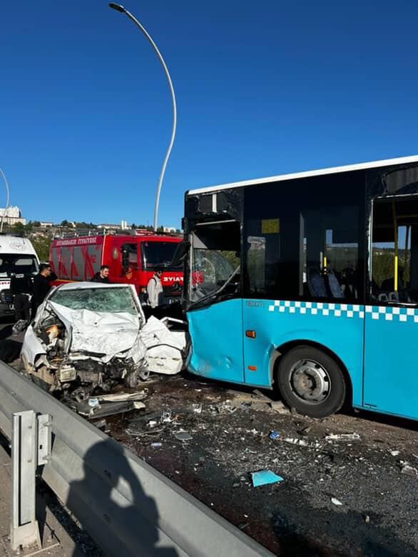 Diyarbakır'da belediye otobüsü ile otomobil kafa kafaya çarpıştı: 1 ölü, 4 yaralı 2