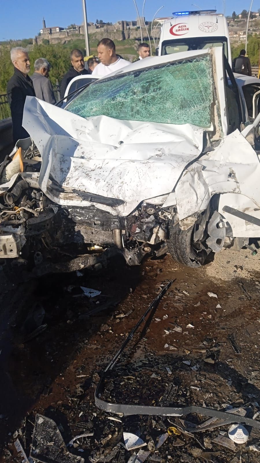 Diyarbakır'da belediye otobüsü ile otomobil kafa kafaya çarpıştı: 1 ölü, 4 yaralı 6