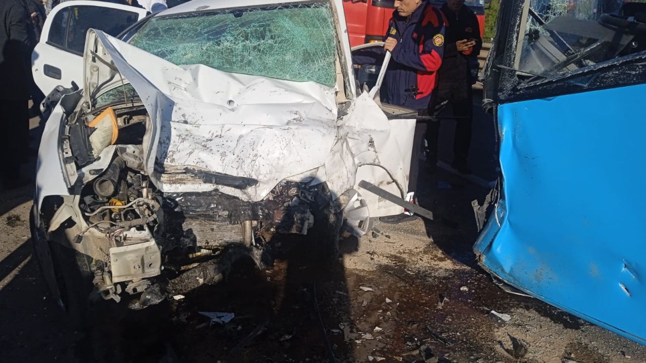 Diyarbakır'da belediye otobüsü ile otomobil kafa kafaya çarpıştı: 1 ölü, 4 yaralı 5