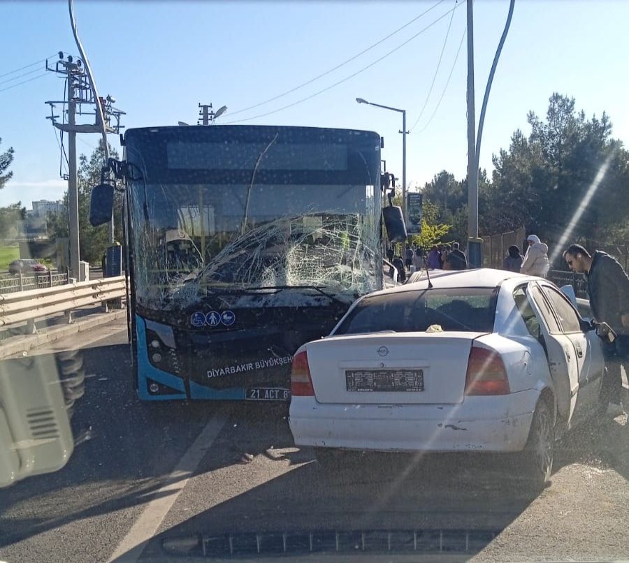 Diyarbakır'da belediye otobüsü ile otomobil kafa kafaya çarpıştı: 1 ölü, 4 yaralı 1