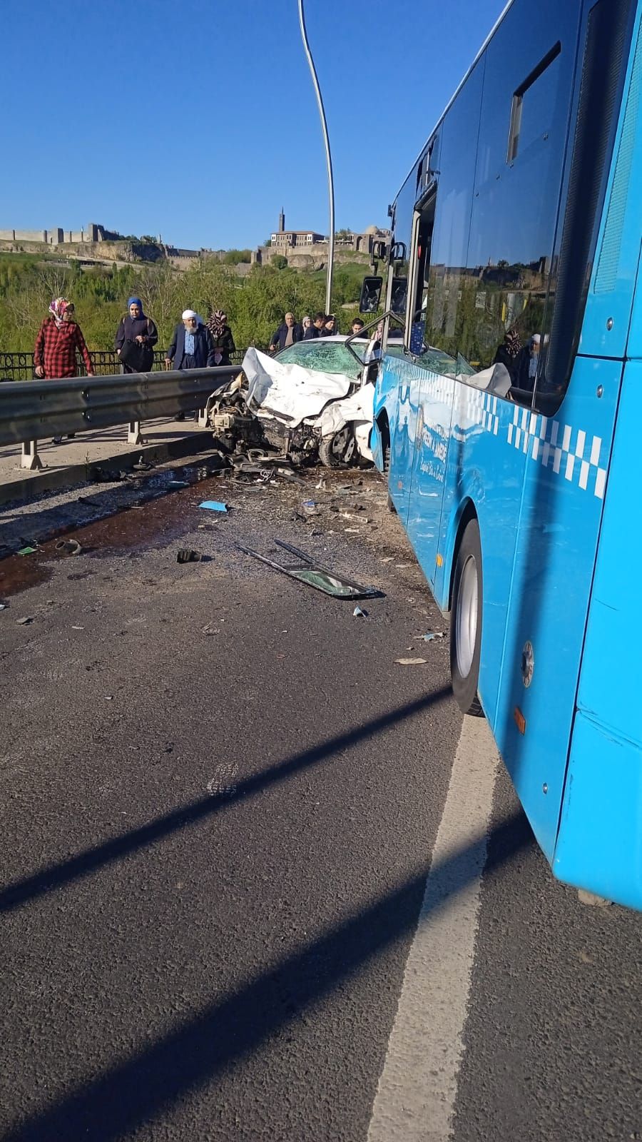 Diyarbakır'da belediye otobüsü ile otomobil kafa kafaya çarpıştı: 1 ölü, 4 yaralı 4