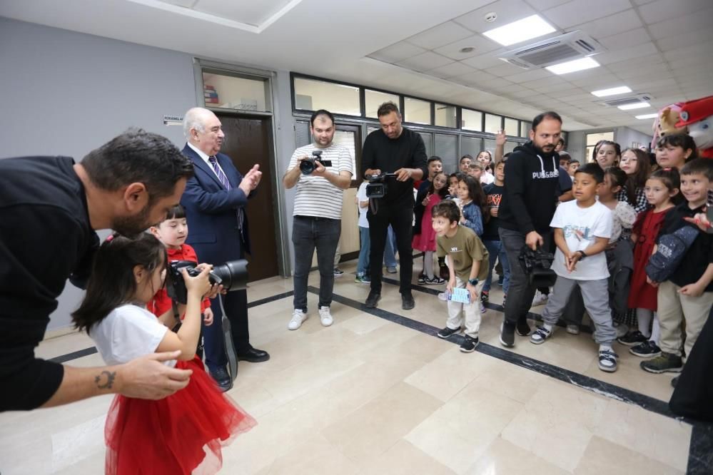 Kepez Belediyesi’nden Türkiye’de bir ilk: Çocuklar anne-babalarının iş yerinde bayram coşkusu yaşadı 6