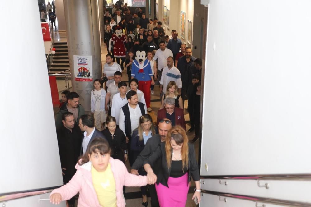 Kepez Belediyesi’nden Türkiye’de bir ilk: Çocuklar anne-babalarının iş yerinde bayram coşkusu yaşadı 4