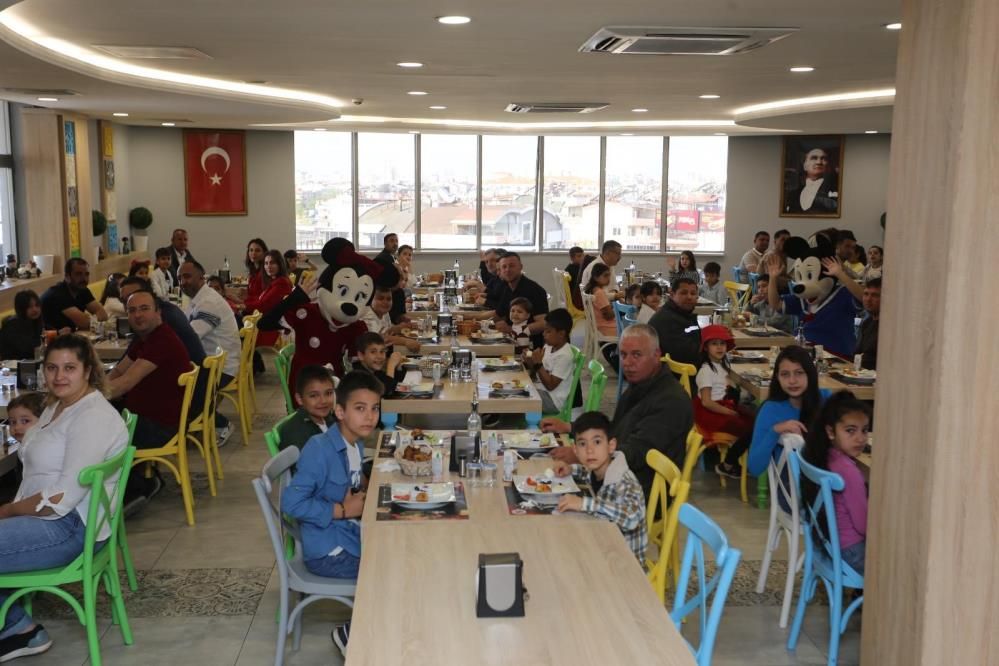 Kepez Belediyesi’nden Türkiye’de bir ilk: Çocuklar anne-babalarının iş yerinde bayram coşkusu yaşadı 2