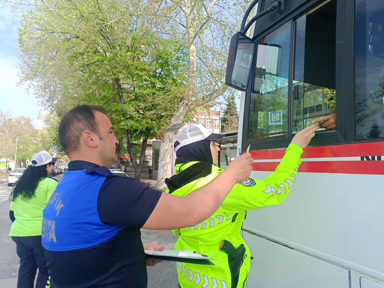Belgeler tek tek incelendi! Toplu taşıma araçları ve ticari taksilere sıkı denetim 3