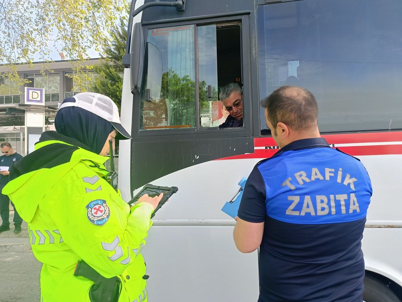 Belgeler tek tek incelendi! Toplu taşıma araçları ve ticari taksilere sıkı denetim 5