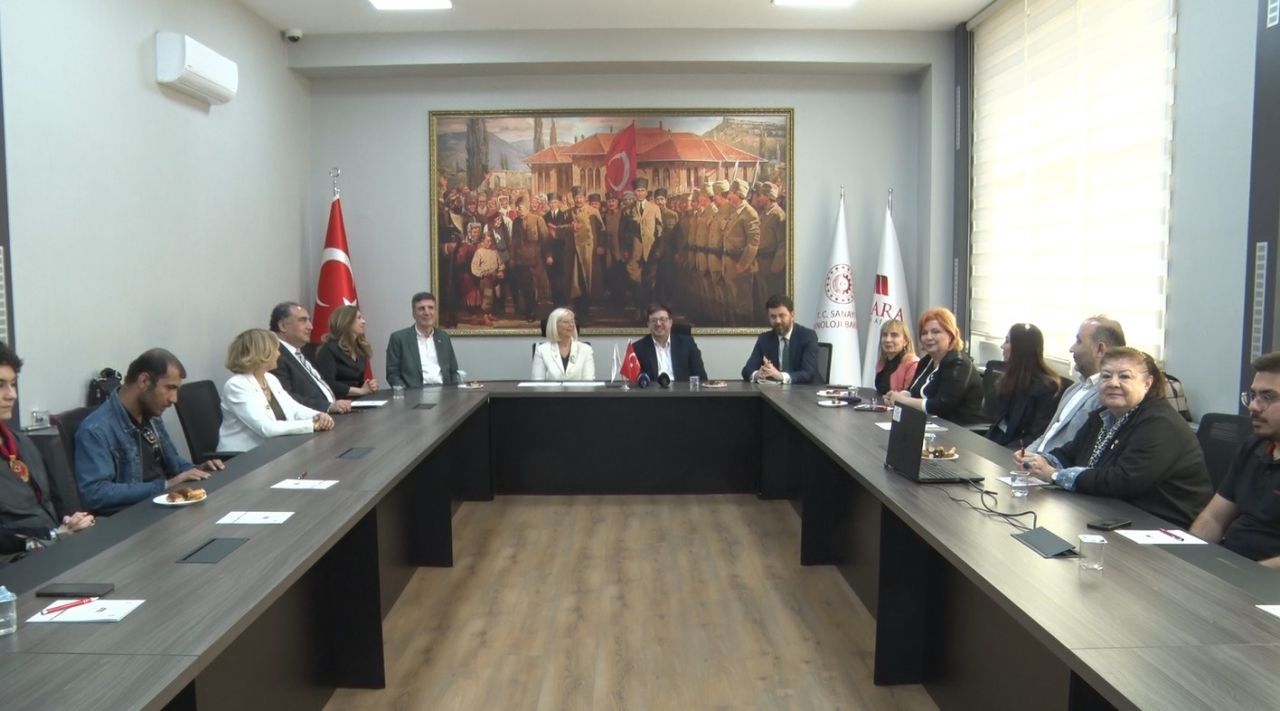 Teknolojiyle yeni bir başlangıç! Görme engelli kursiyerler yapay zeka sertifikasını aldı 3