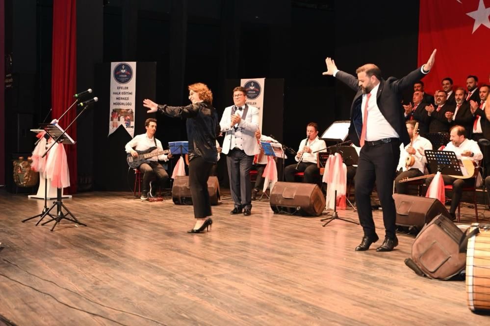 Aydın’da türkü rüzgârı: “Türkülerle Türkiye’m” konseri büyüledi 2