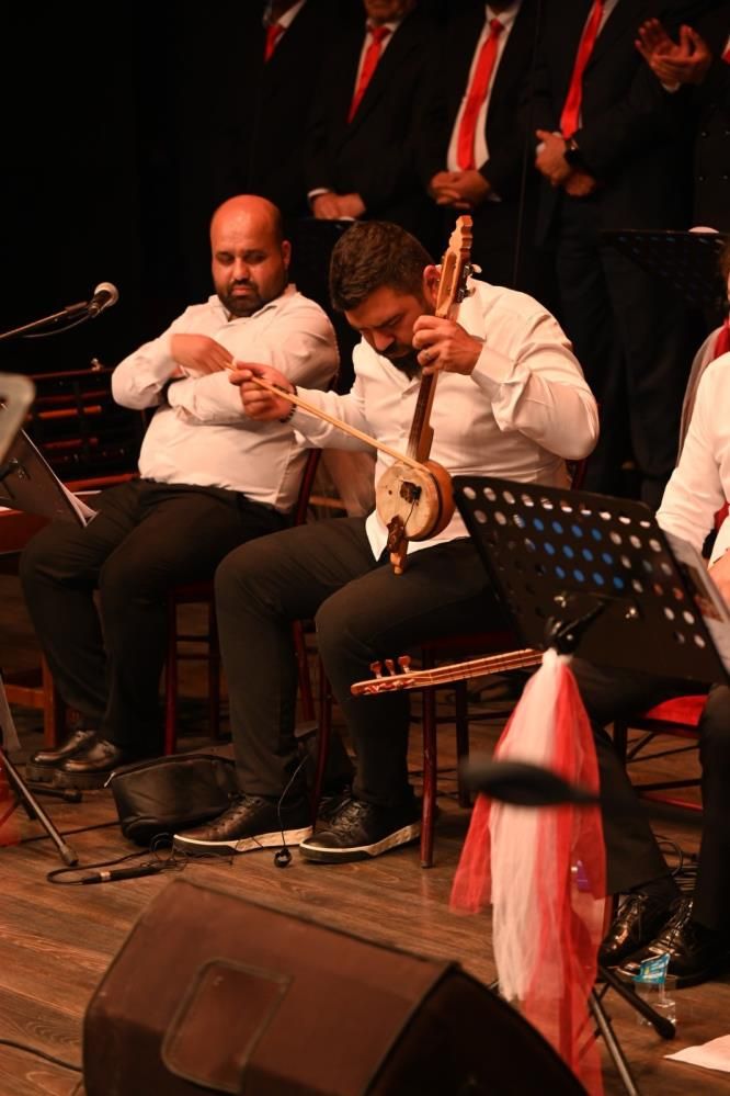 Aydın’da türkü rüzgârı: “Türkülerle Türkiye’m” konseri büyüledi 3