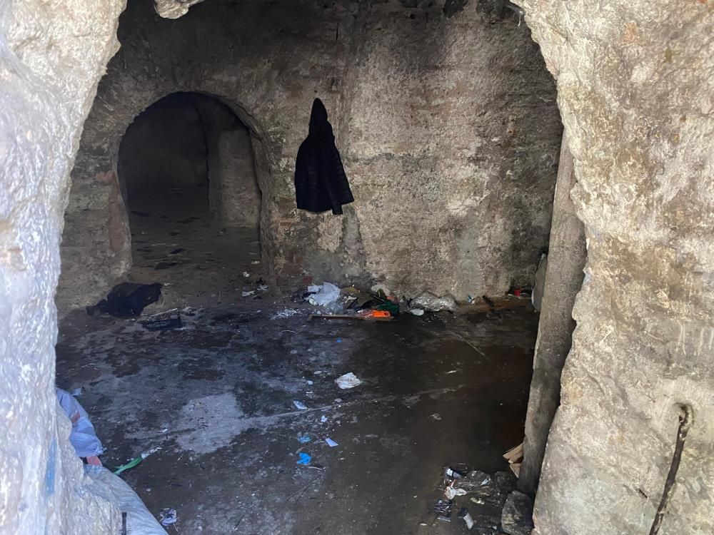 Fatih’te tarihi sarnıç hurda deposuna döndü: Botaneiates Sarayı kalıntısı harabeye terk edildi 2