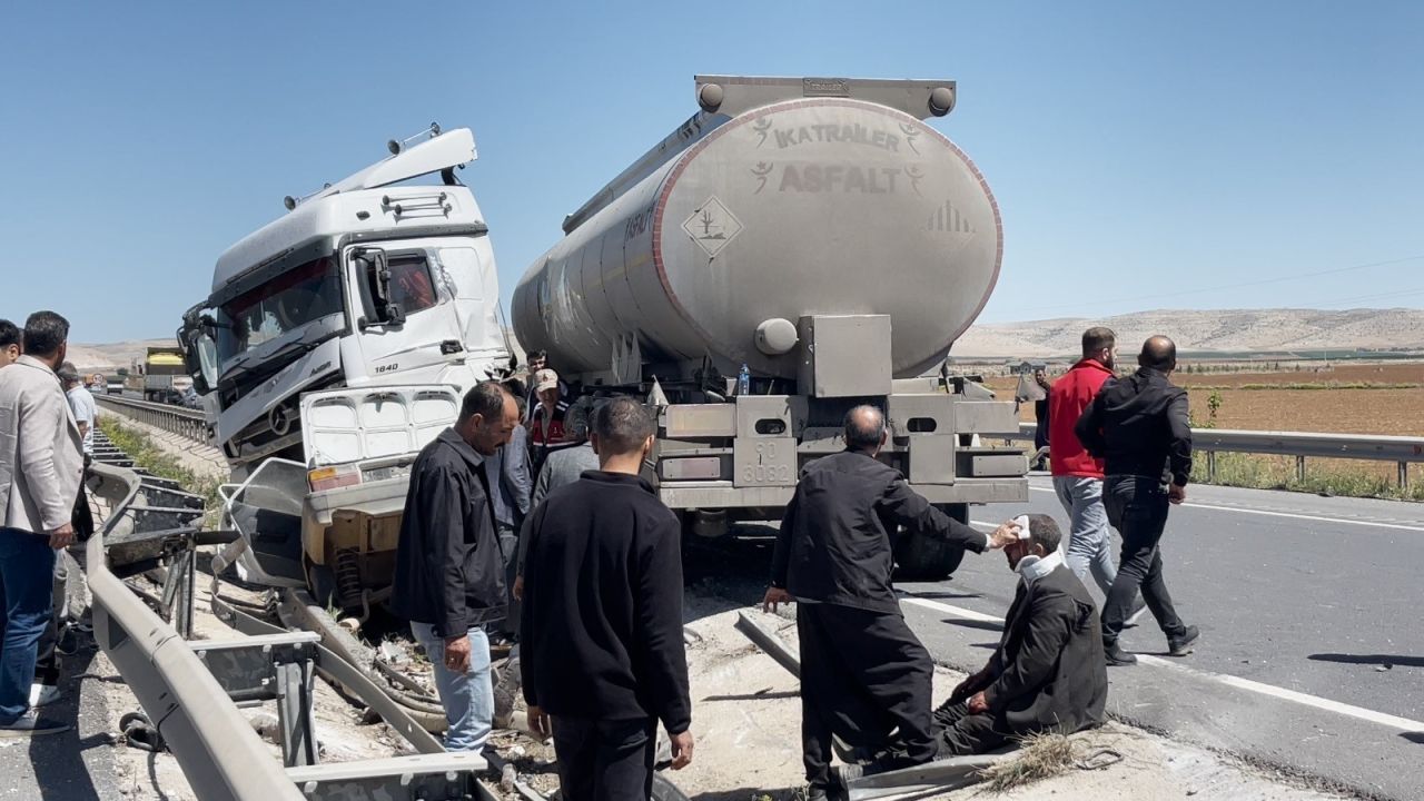 Kara yolunda korkutan kaza! Tır ile otomobil çarpıştı: 4 kişi yaralandı 3